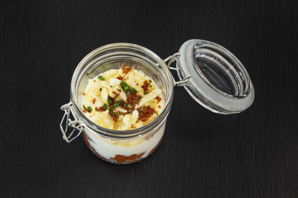Guiso de tomate con huevo y espuma de patata