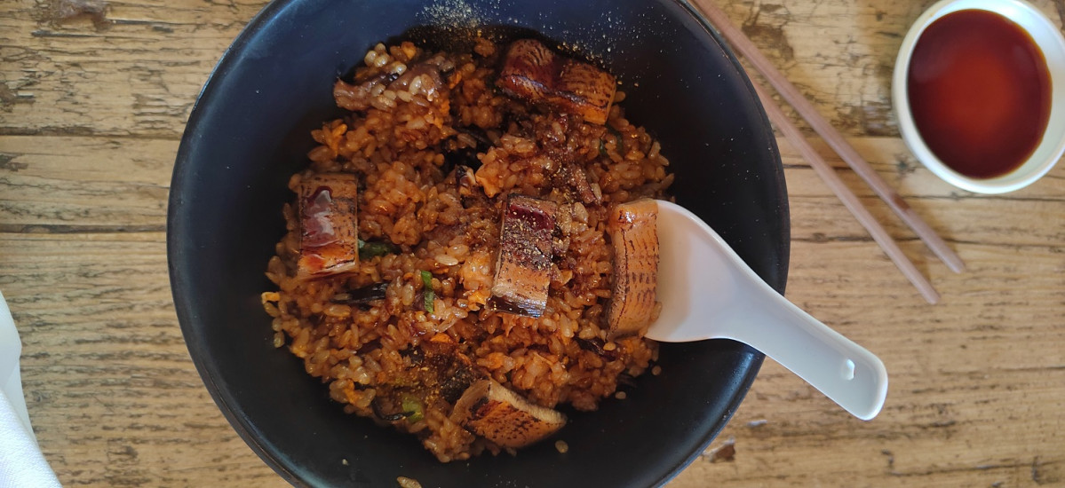 Arroz frito con anguila del Delta del Ebro y setas Far Nomo