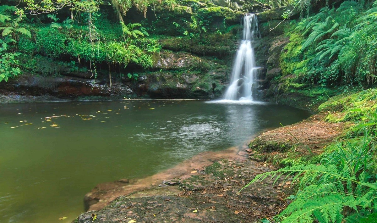 Cascada y poza en el rio ajan vega de pas