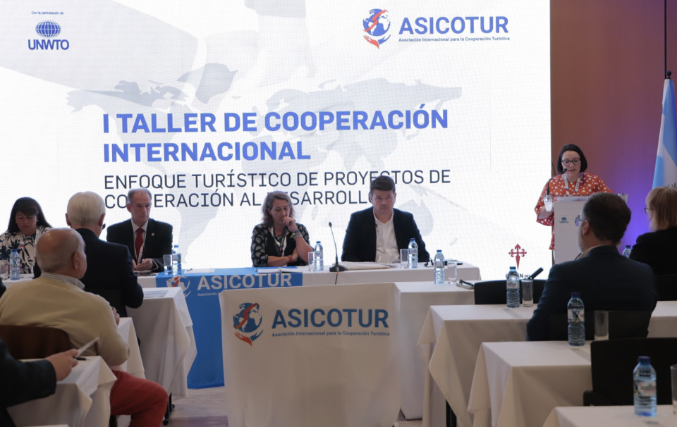 Ana Belen Fernandez (dcha,), durante la presentacion de la II jornada del Taller