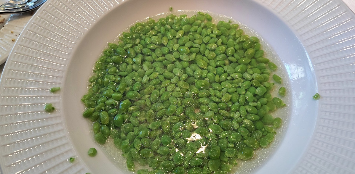 Guisantes lu00e1grima en agua de tomate verde de La Biblioteca de Pamplona