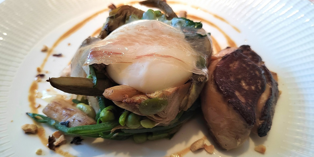 Verduras de primavera, perrechicos, huevo, foie y avellanas de Tu00fabal en Tafalla