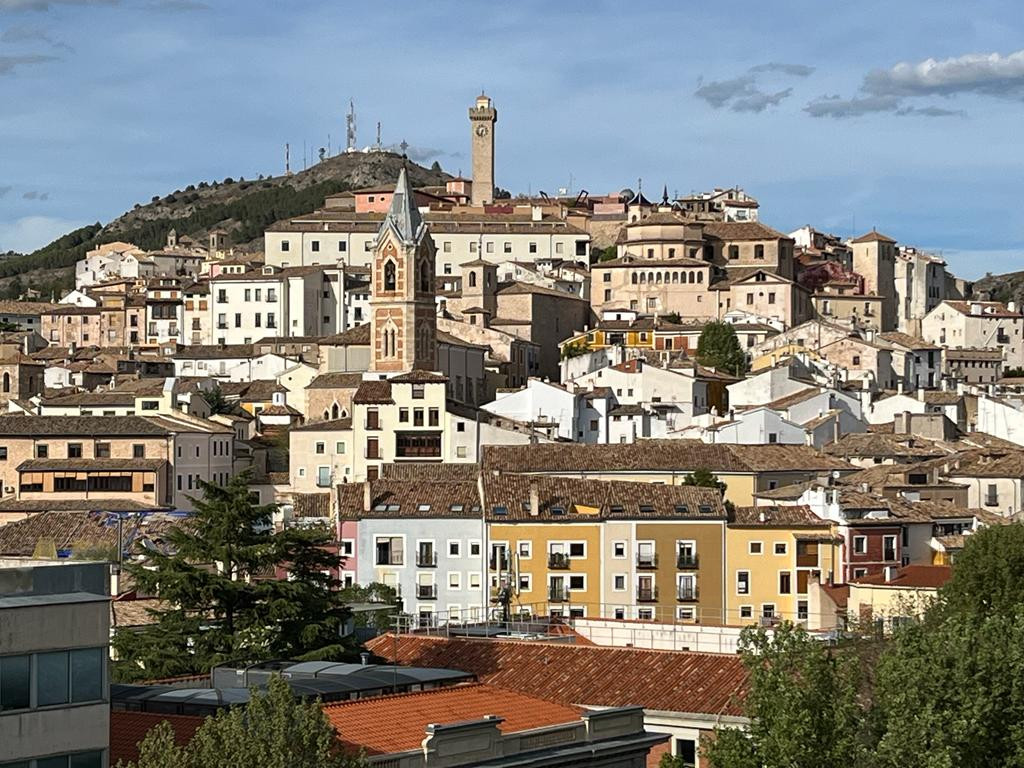 Vista parcial de Cuenca con la Torre de Mangana, al fondo