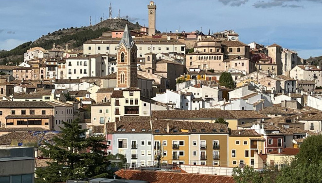 Vista parcial de Cuenca con la Torre de Mangana, al fondo