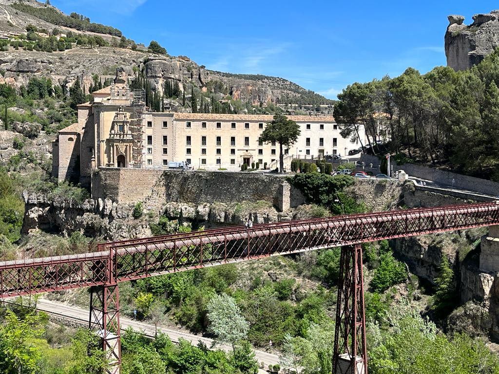 Puente de San Pablo, con el Parador Nacional al fondo