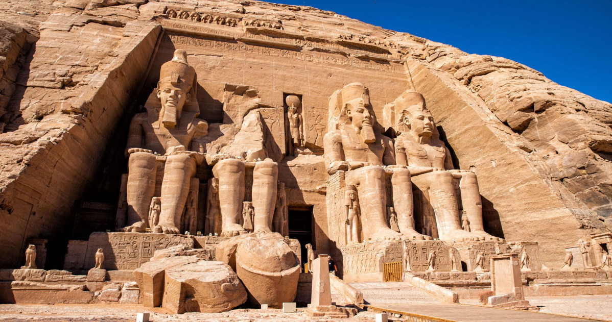 Abu Simbel  las 4 estatuas de Ramsu00e9s II a la entrada