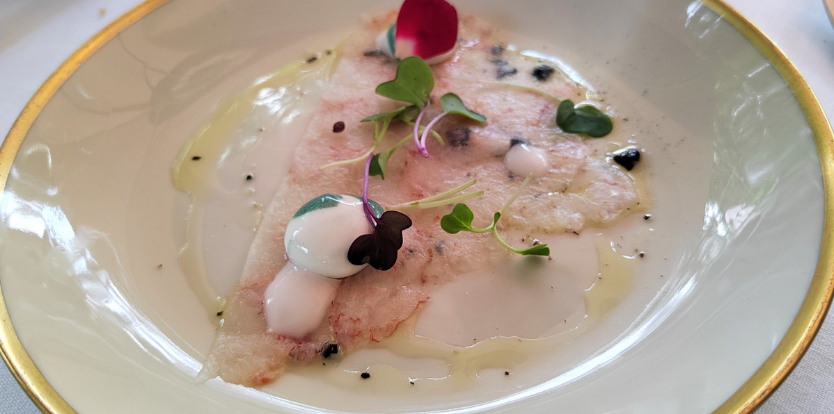 Carpaccio de gamba roja de Huelva con esferificaciones de yogur  Las Llaves