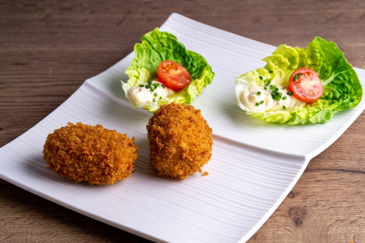 Croqueta de sobre costilla a la brasa y cecina ahumada con Sam de Alioli suave de cecina