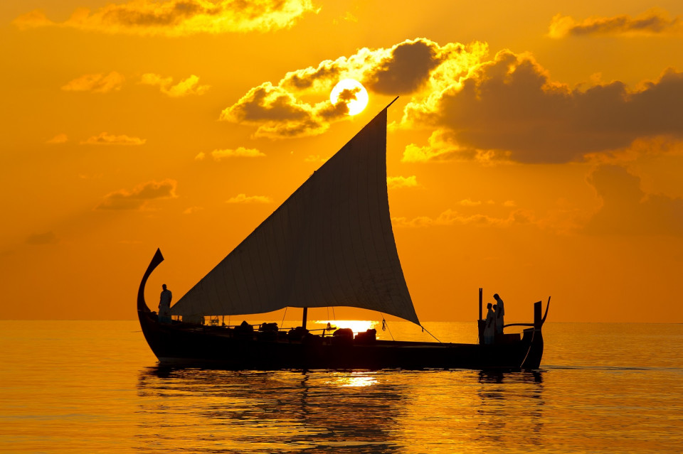 VELASSARU, Espectacular crucero al atardecer