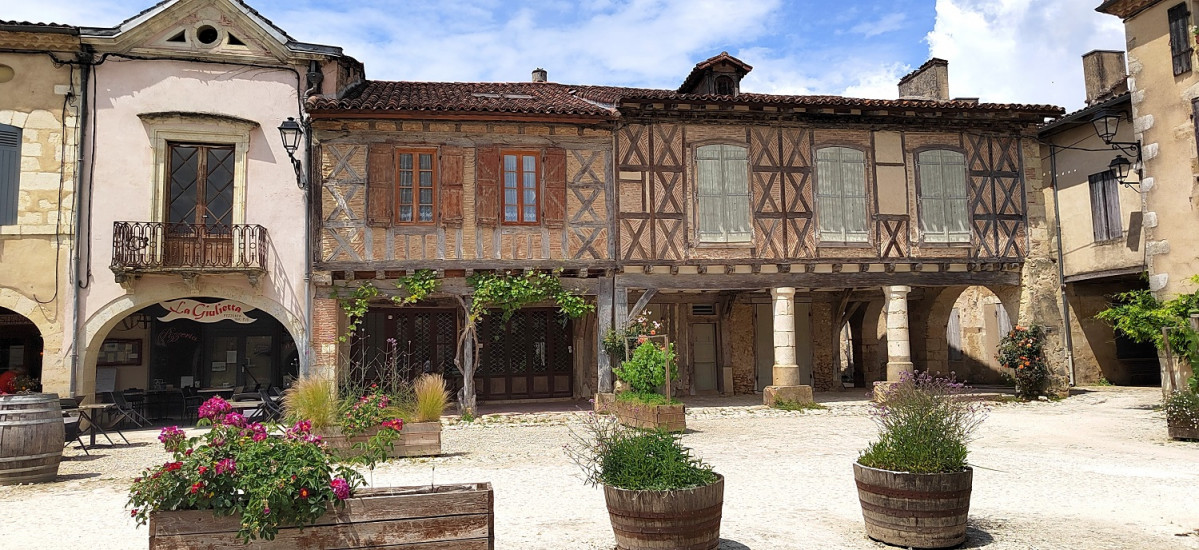 Labastide d´Armagnac con la casa del capitán Malartic a la derecha