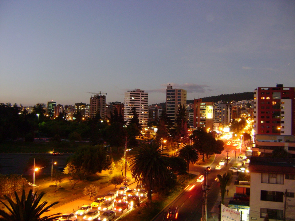 Quito Moderno, Barrio de Shyris al aochecer