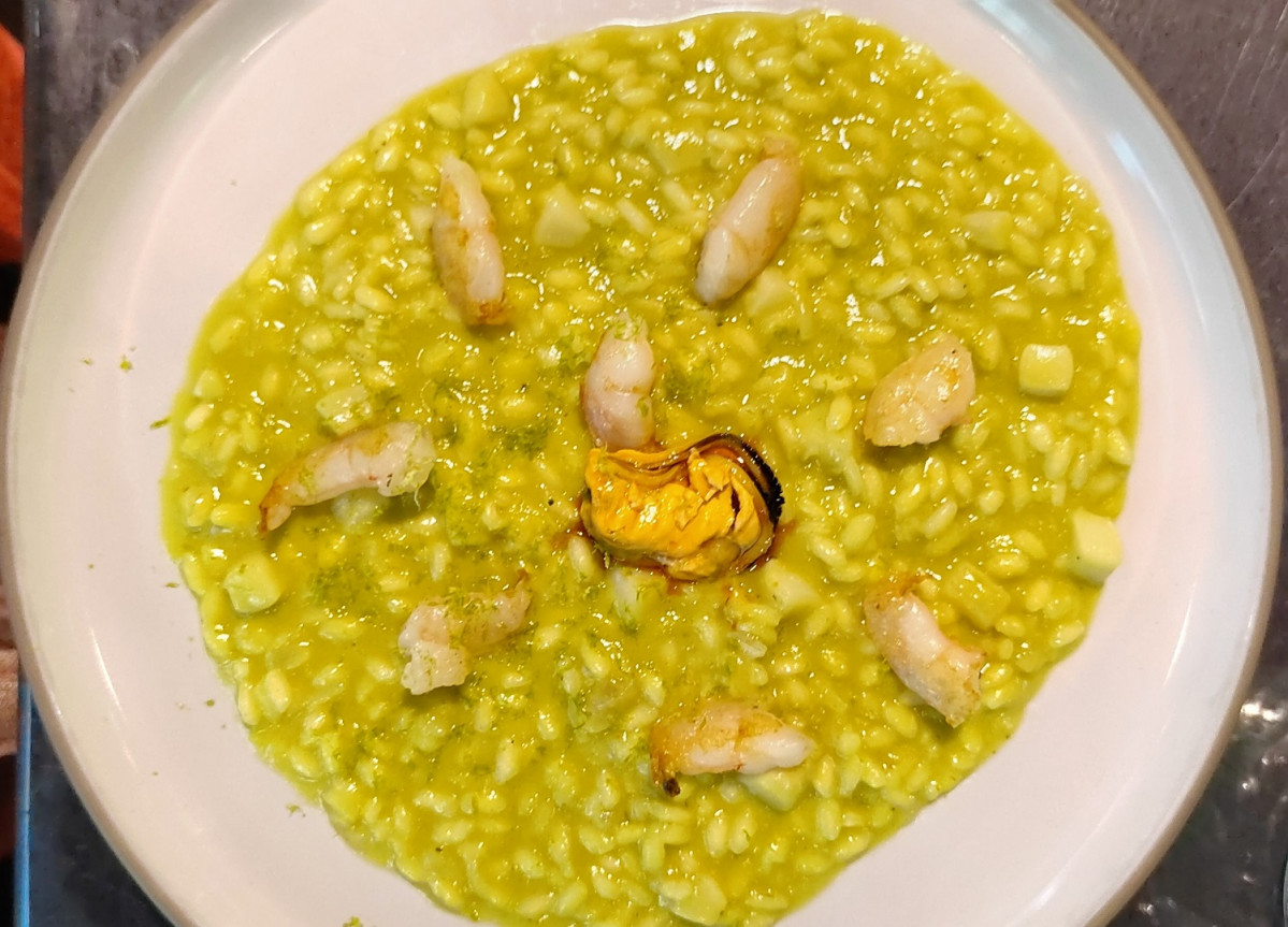 Risotto con aguacate y calamares