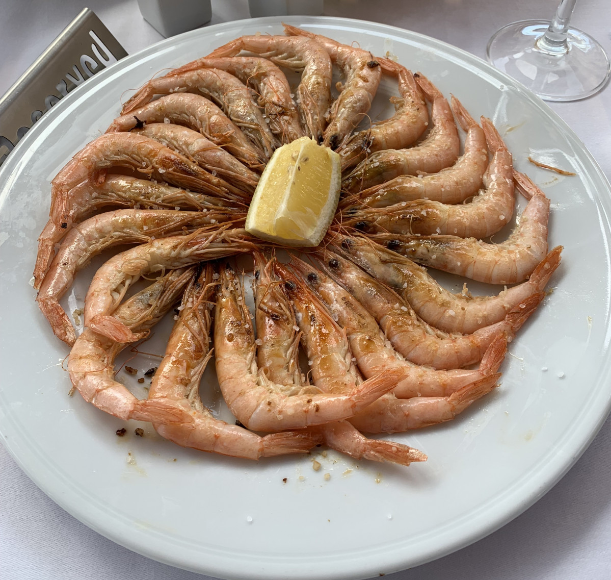 Gambas de Huelva, un manjar para degustar en el restaurante o terraza