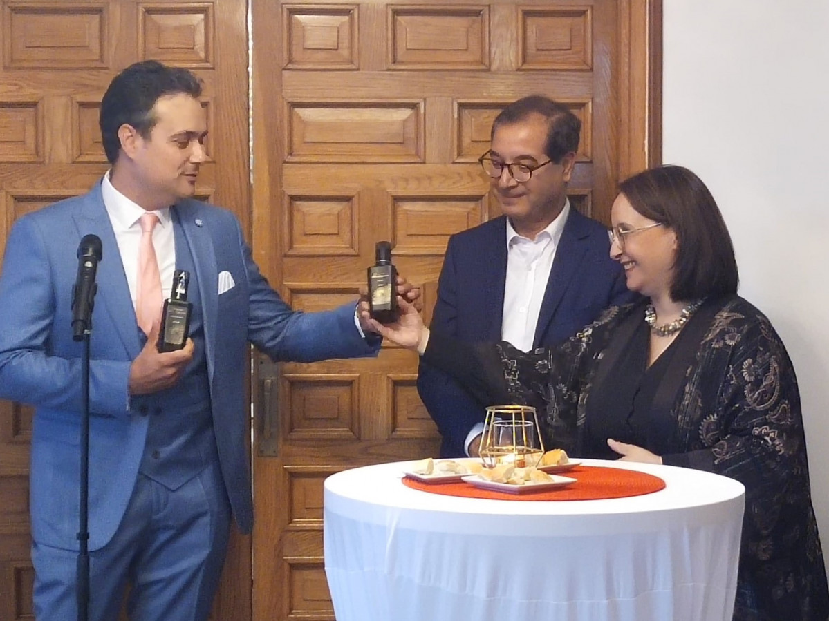 Ceremonia en la embajada de Tunez ( la embajadora de Tu00fanez a la derecha)
