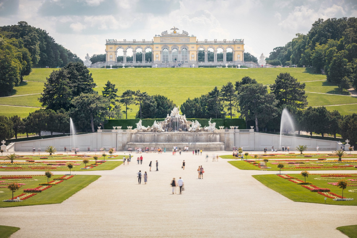 Schloss Schu00f6nbrunn y Gloriette u00a9 Severin Wurnig