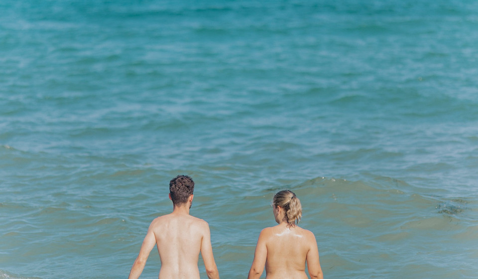 Practicando nudismo en Vera