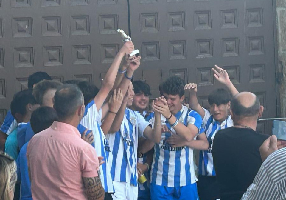 Jugadores y parte del cuadro tecnico, muestran su alegria por el trofeo conseguido