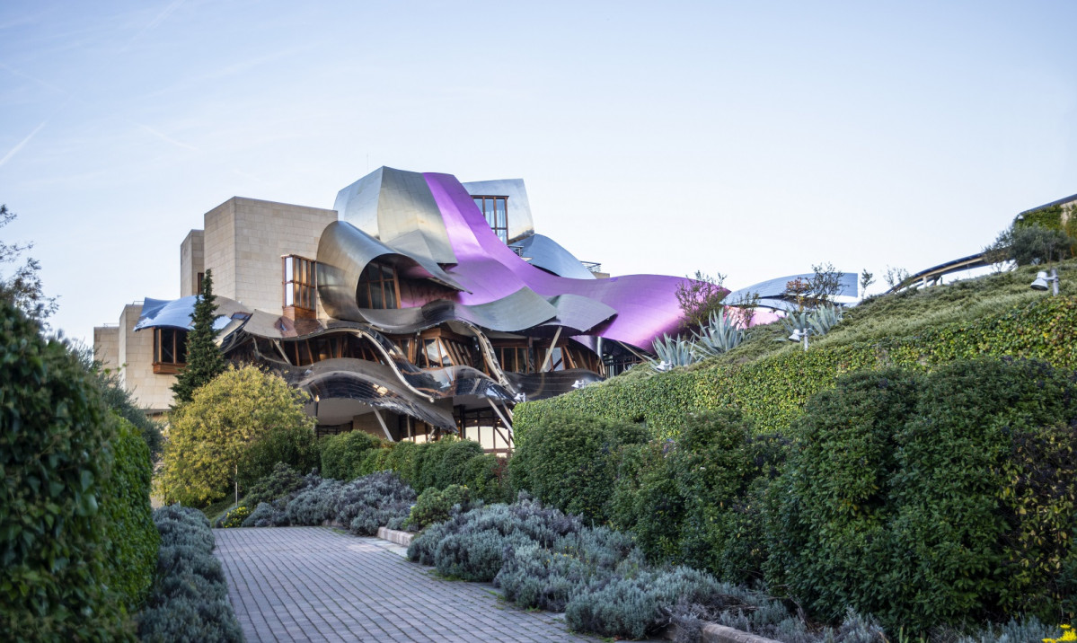 Hotel en la bodega riojana de Marquu00e9s de Riscal. Obra del arquitecto Frank Gehry