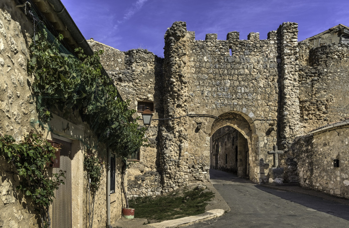 Puerta de entrada a la Villa Medieval de Maderuelo   Segovia