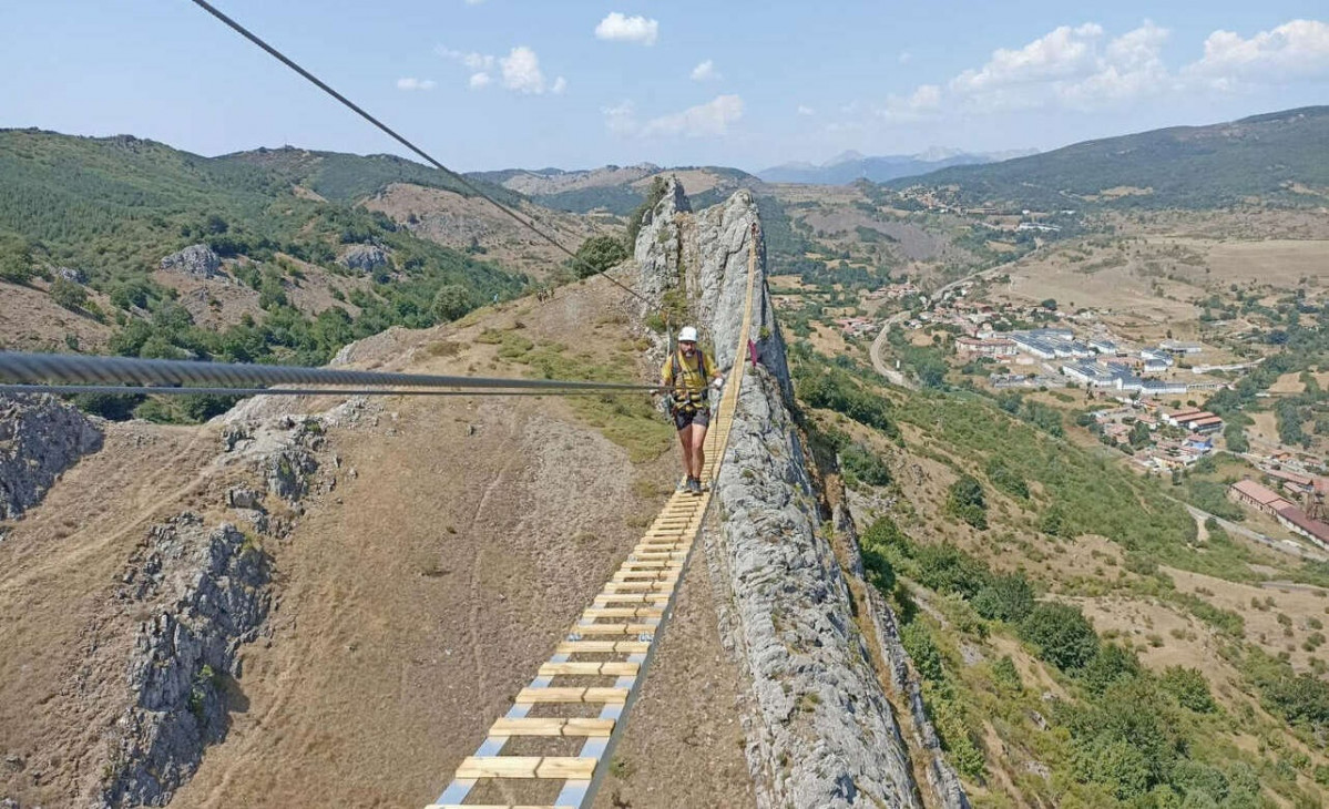 El puente de 110 mts cruza el valle de Sabero. Foto Asierock 1282x780