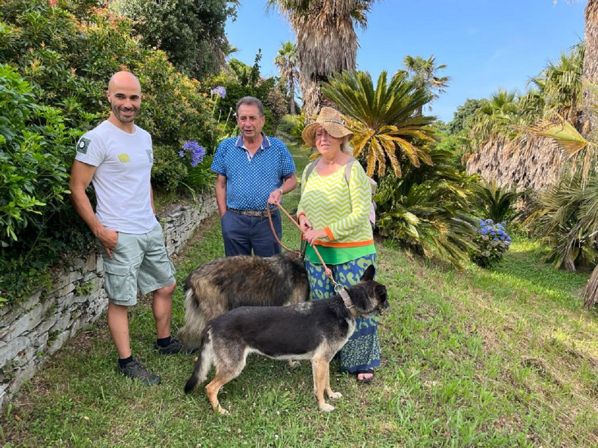 Nike Garcu00eda, Josu00e9 Manuel Alba y Esther Canteli, con sus perros