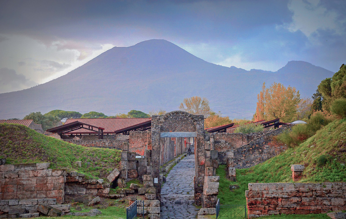 Volcu00e1n Vesubio al fondo de Pompeya, Italia