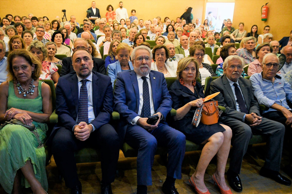 Asistentes al acto entre los que se encontraba la esposa de Julio, el Conselleiro de Sanidad, Presidente del Parlamento gallego y otras personalidades