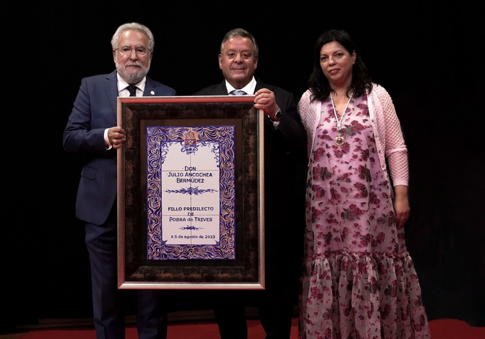 Miguel Santalices, Presidente del Parlamento Gallego, Julio Ancoechea y Patricia Dominguez, alcaldesa de Trives