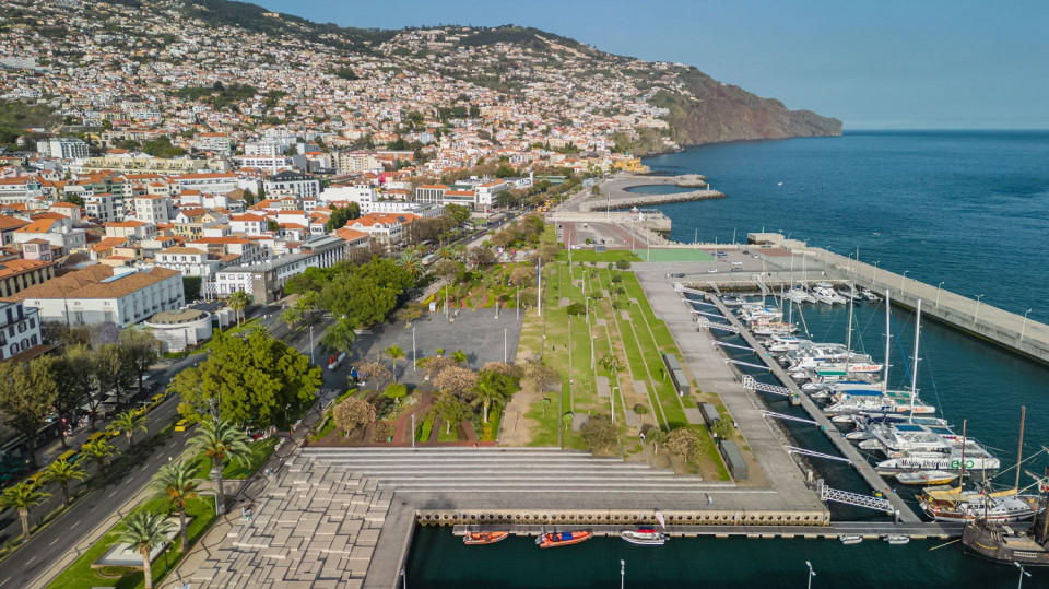 Jardines de la Plaza do Povo de Funchal