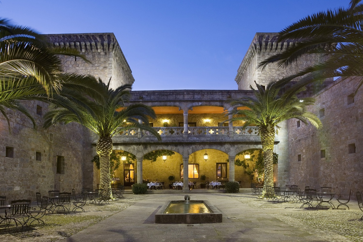 Parador de jarandilla patio interior