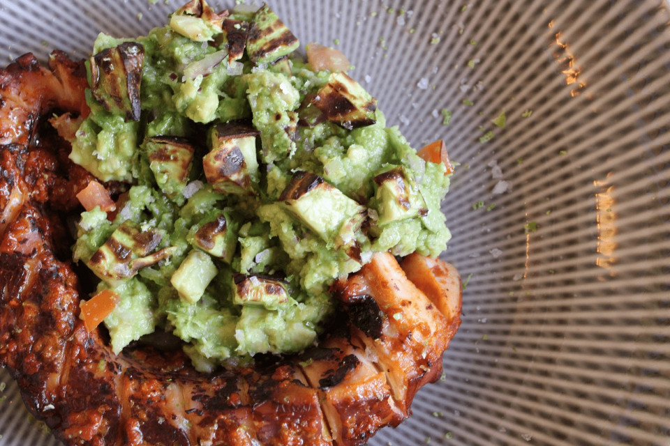 Pulpo zarandeado y crema guacamole