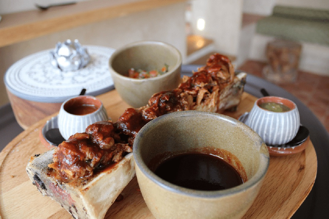 Costilla de cerdo asada, chile de u00e1rbol y tuu00e9tano en XIPE
