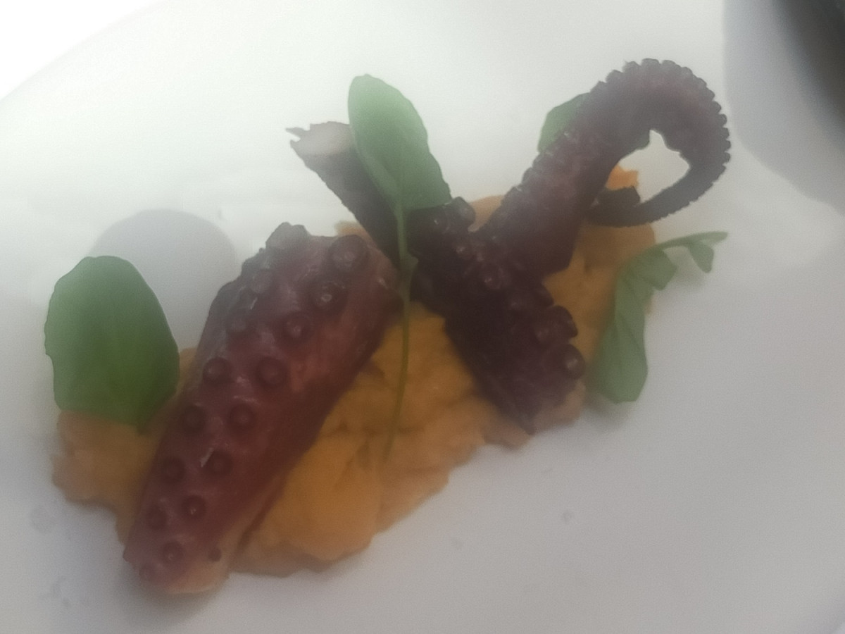 Ulpo asado con patata revolcona.