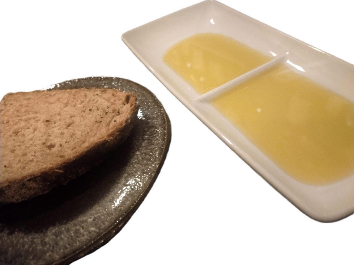 Pan artesano y aceites de oliva virgen extra
