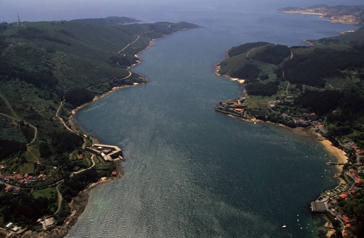 Ru00eda de Ferrol a un lado (San Felipe) en Ferrol, al otro (La Palma) en Mugardos