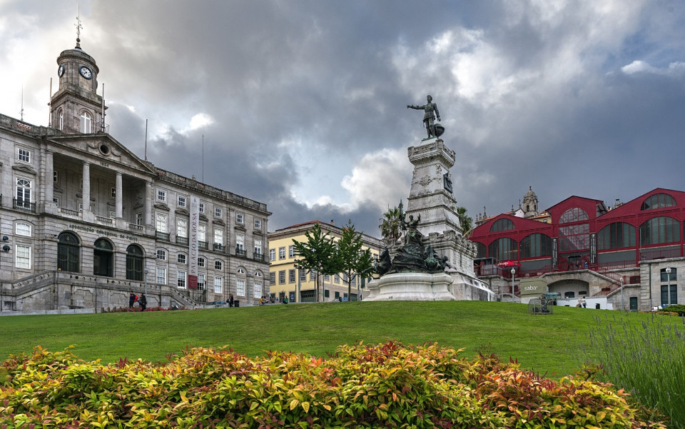 Porto Jardin del Infante Don Enrique, al frente el edificio rojo Mercado Ferreira Borgues y a la izquierda Palacio da Bolsa 2018
