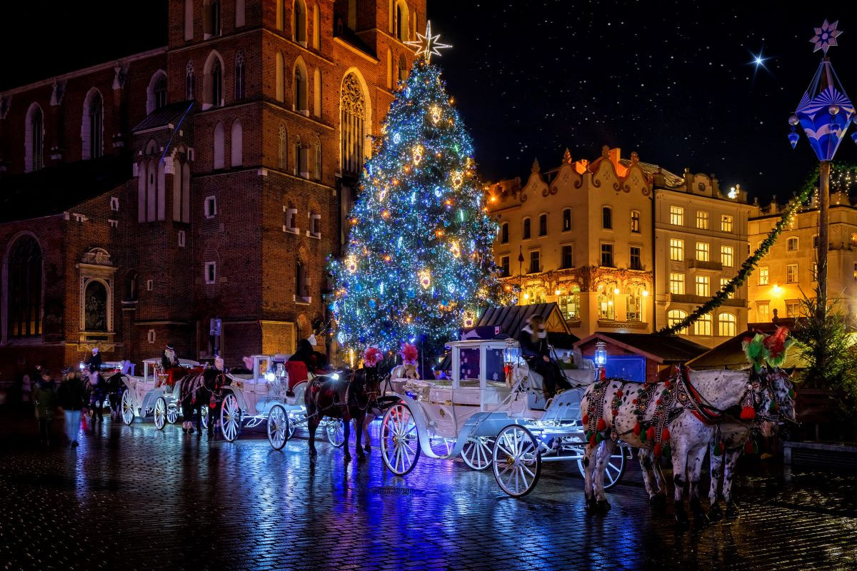 Coches de caballos con motivos navideu00f1os en Cracovia. Fuente Getty Images. Turismo de Polonia.