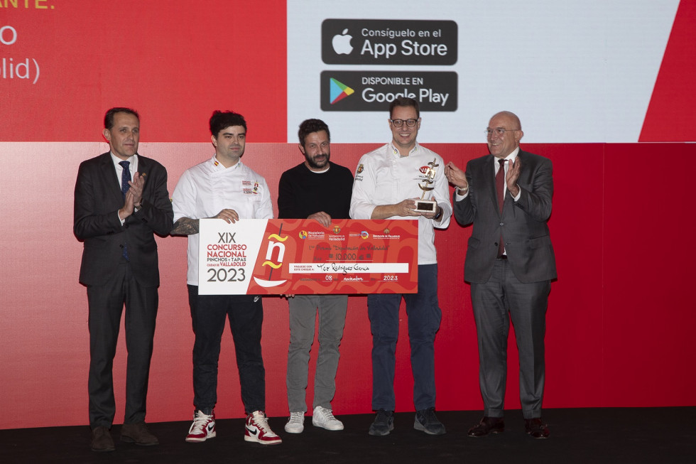Entrega del premio a Teo Rodriguez ( a su izq, Iván cerdeño y a su derecha, el alcalde de Valladolid)