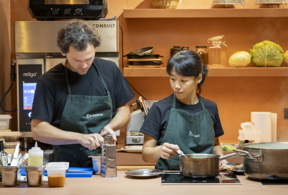 Jakob y Ethel cocinando en Madrid