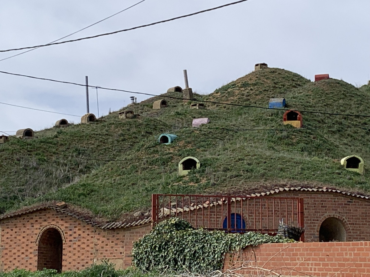 Valdevimbre, Leu00f3n. Respiraderos de las Bodegas subterraneas