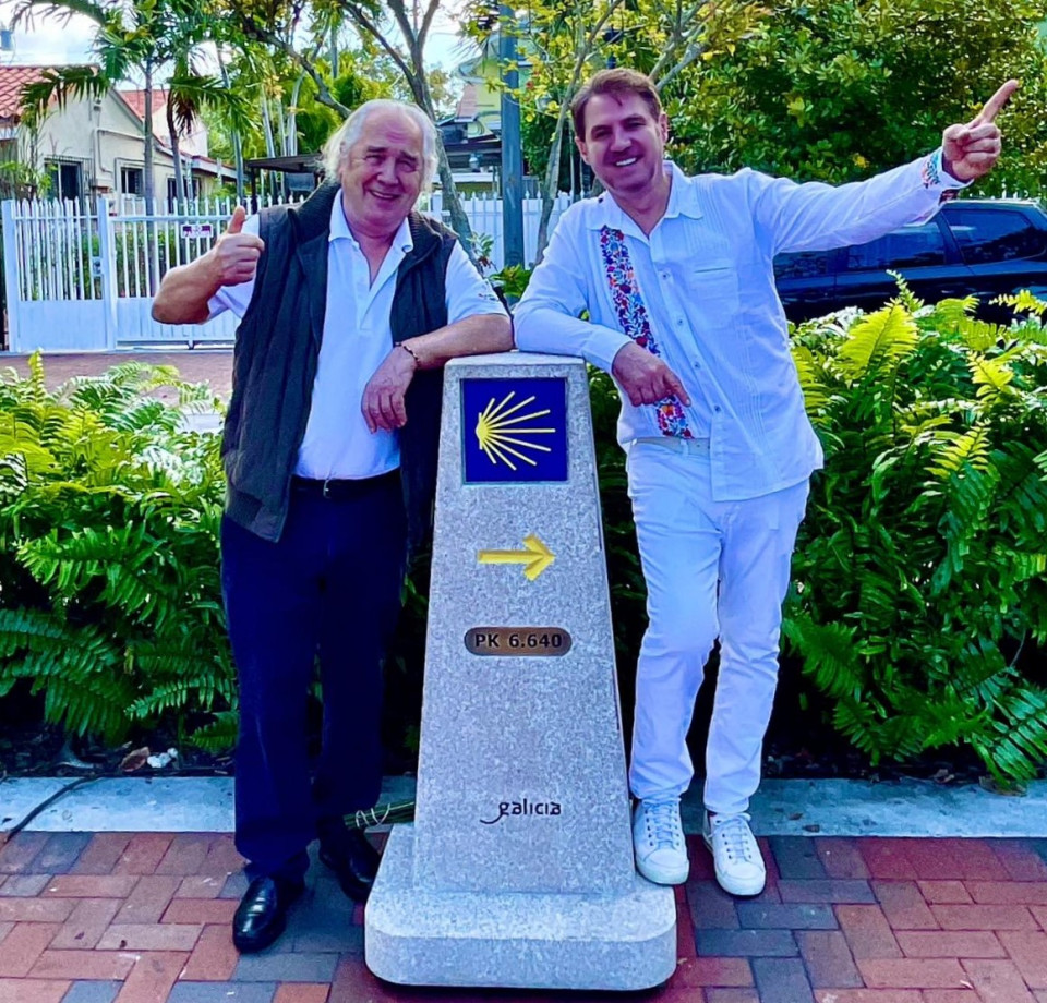El artista plastico J.M. Barreiro con J.M. Brandariz, ante el Mojon Xacobeo de Miami