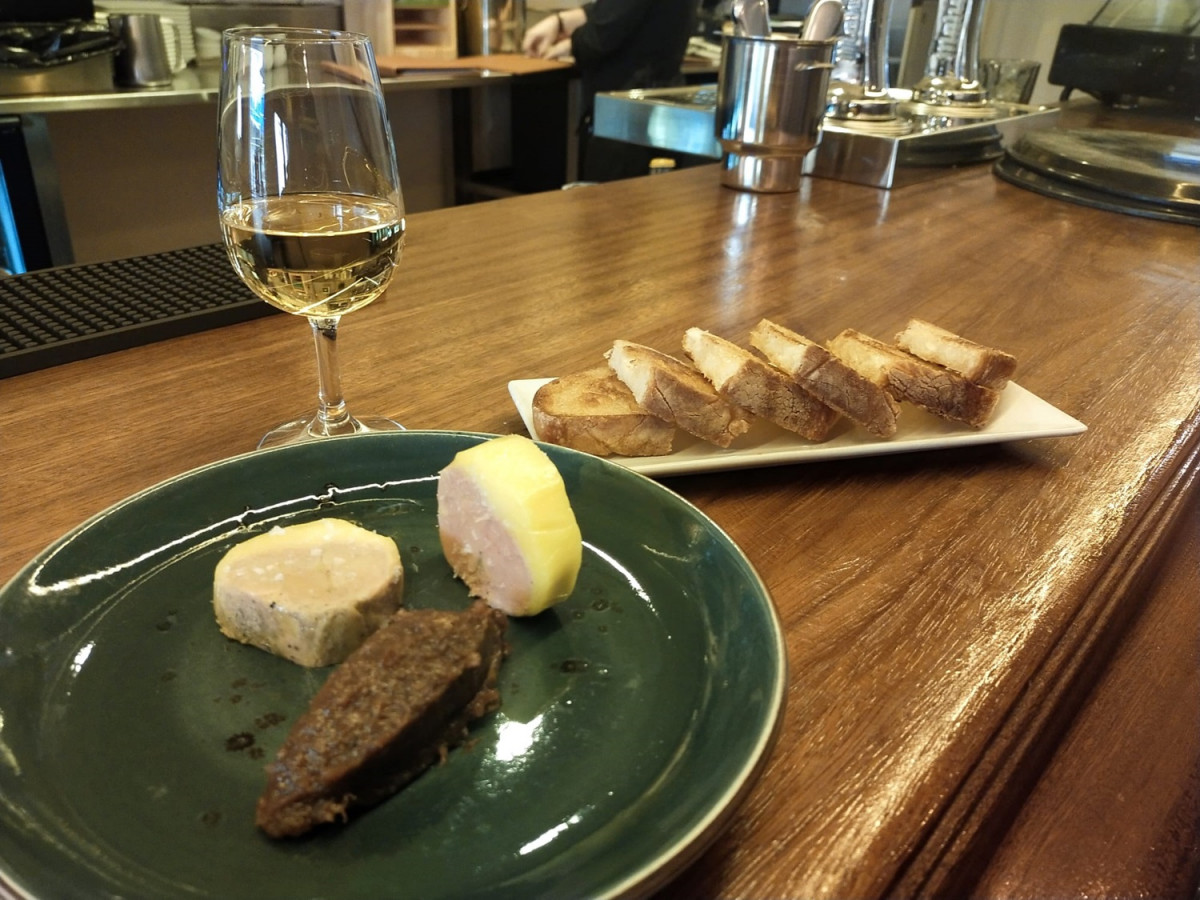 Tapeo en barra del bar con foie gras