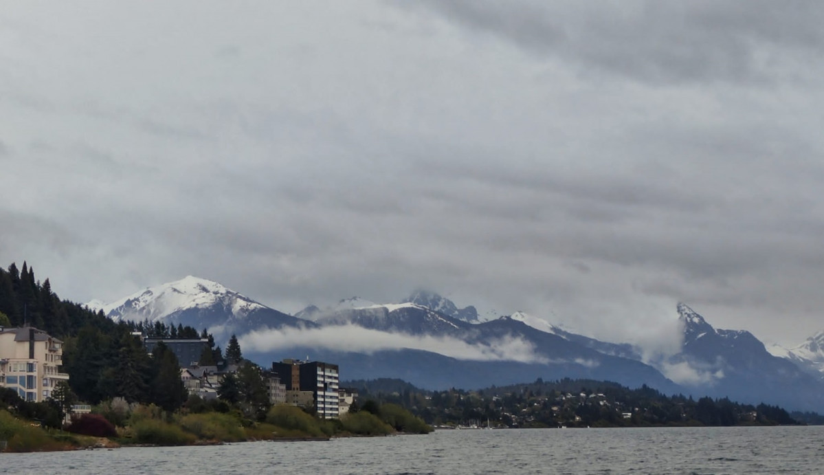 Montau00f1as tras la penu00cdnsula de Llao Llao