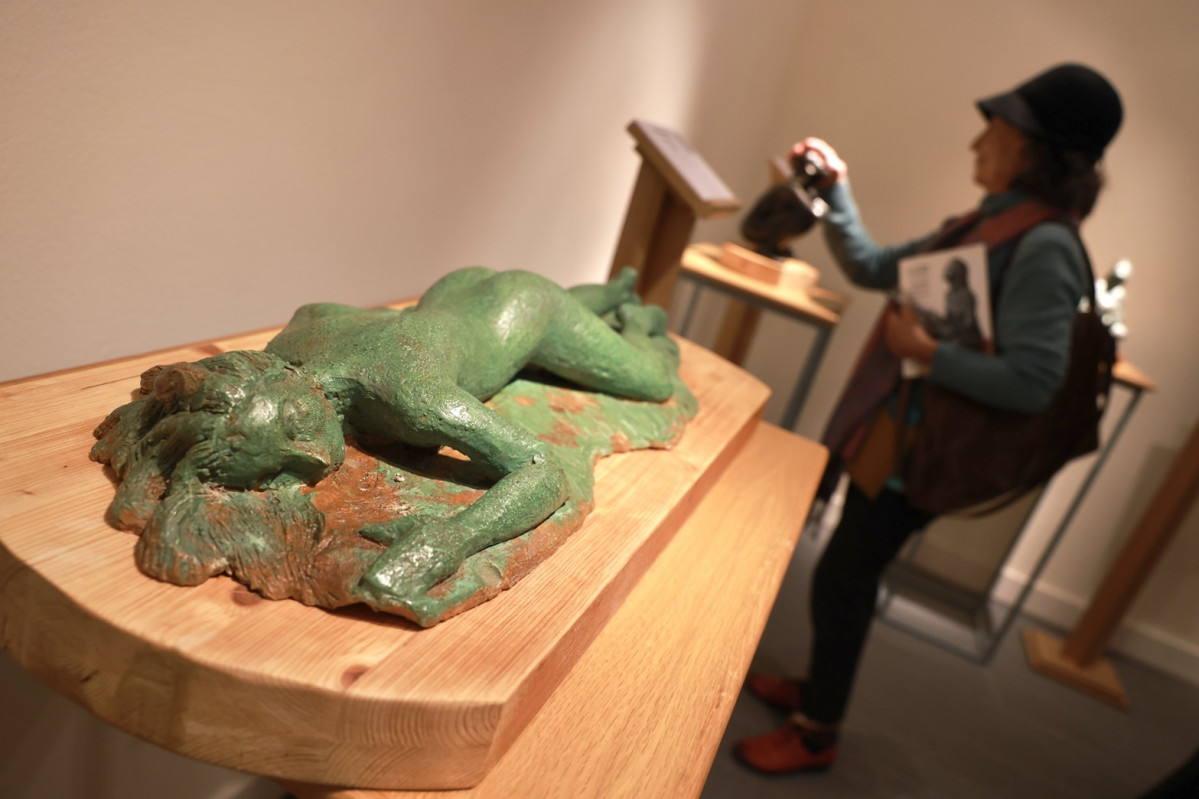 En primer plano, una de las obras de Ana M Maru00edn, al fondo una visitante del Tiflolu00f3gico toca otra de las esculturas expuestas