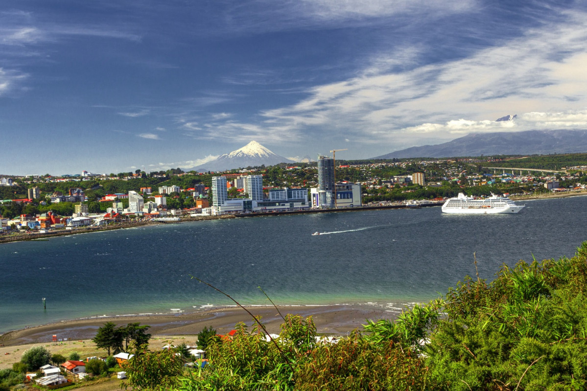 Puerto Montt, en segundo plano el Volcu00e1n Osorno, Chile