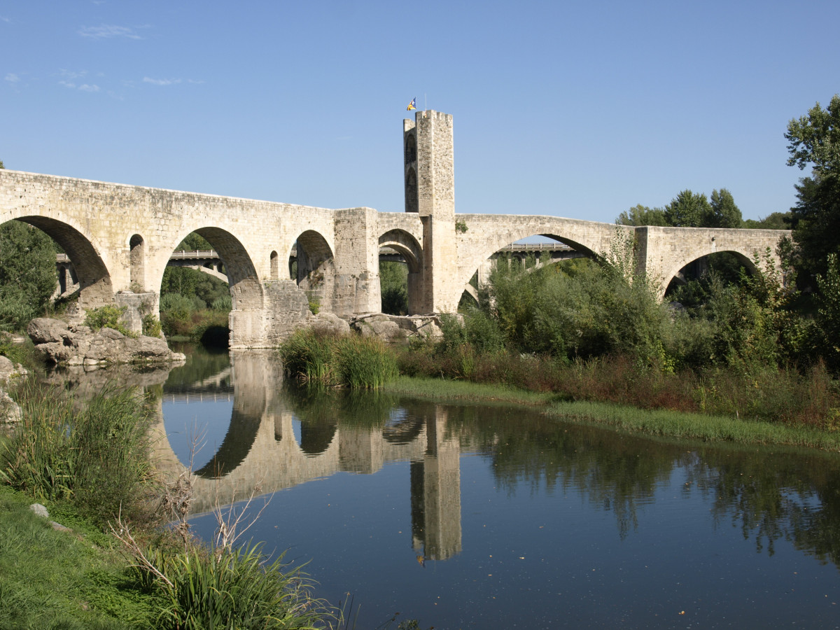 Gerona puente medieval de Besalu00fa en el ru00edo Fluvu00eda.