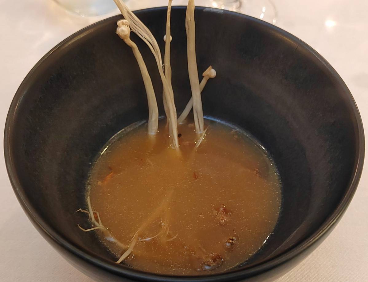 Caldo de ramen y setas enoki en Iroko