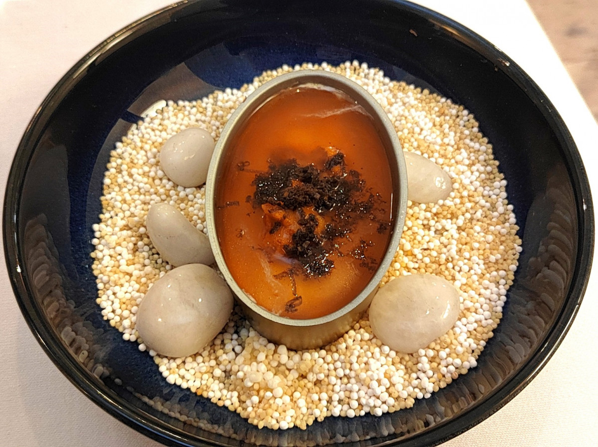 Chawanmusi de coliflor, erizo de mar, remolacha y dashi trufado Iroko