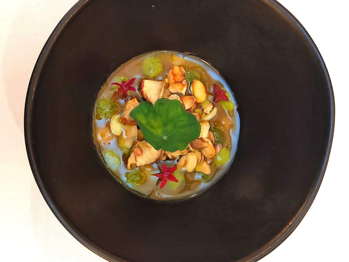 Postre de Tofu de almendras, su misho y perejil de Iroko
