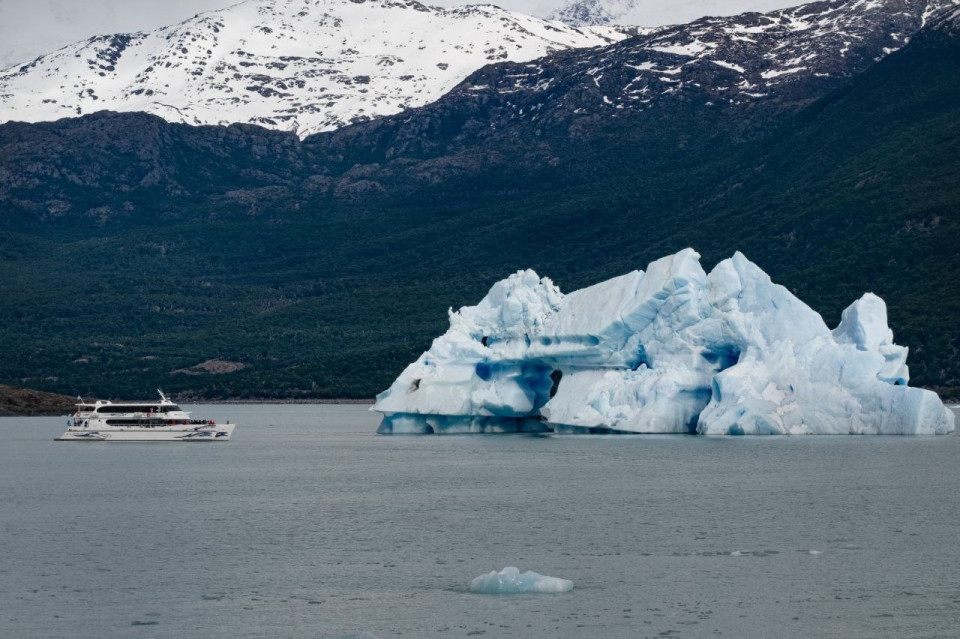 Tamano relativo del catamarán y un iceberg   EM
